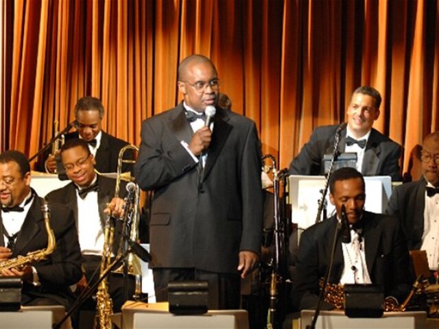 Saxofonista a klarinetista Charlie Young (v strede) z Duke Ellington Orchestra.