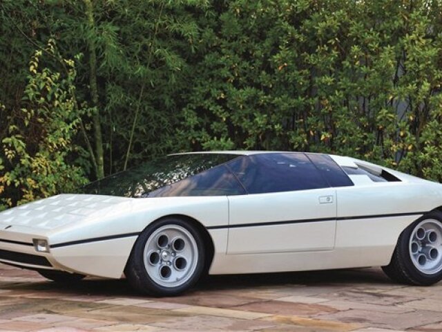 Konceptom Bravo sa inšpirovalo sériové Lamborghini Countach.