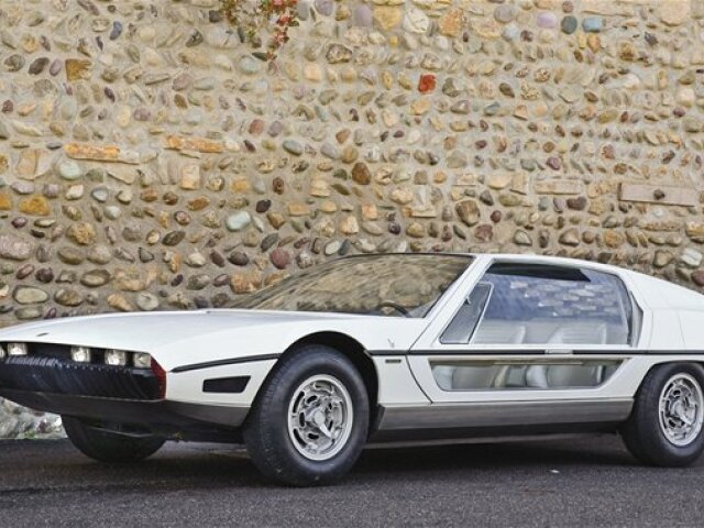 Tento prototyp sa dostal do výroby ako Lamborghini Espada.