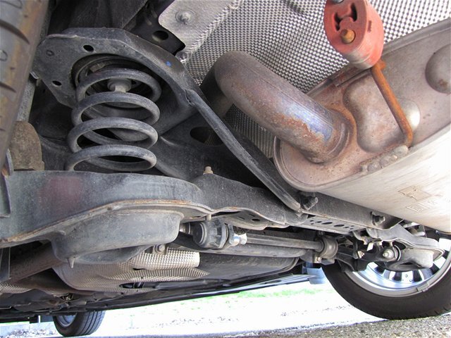 Zadná náprava Control Blade nesmie chýbať.
