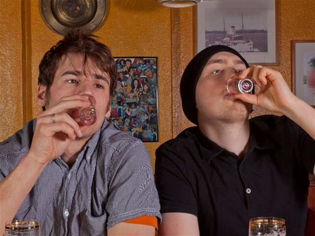 mládež, pitie, alkohol, krčma, chľast, drink, panák,