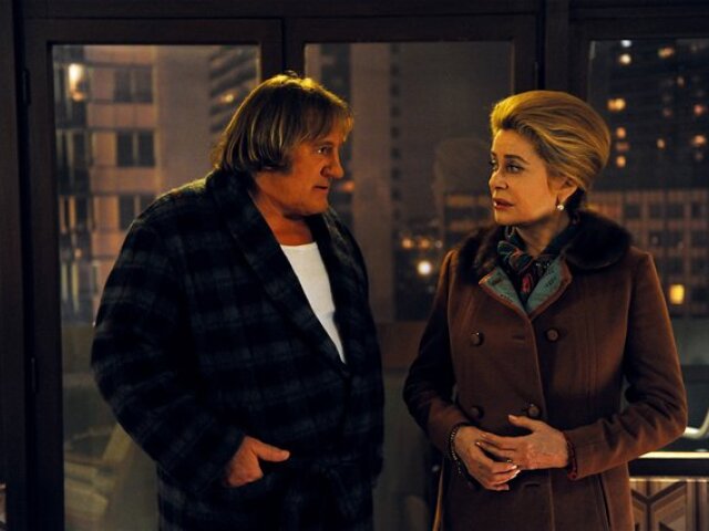 Catherine Deneuvová a Gérard Depardieu vo filme Profesionálna manželka.