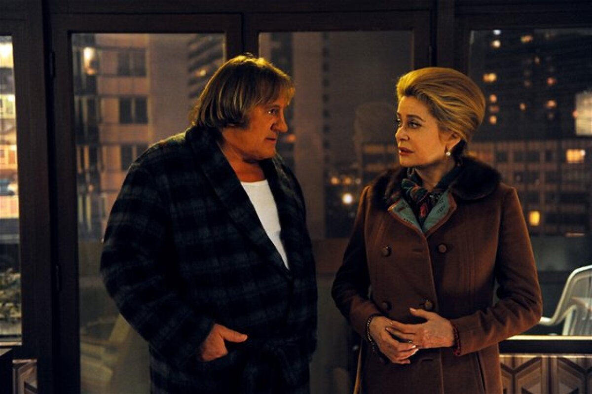 Catherine Deneuvová a Gérard Depardieu vo filme Profesionálna manželka.