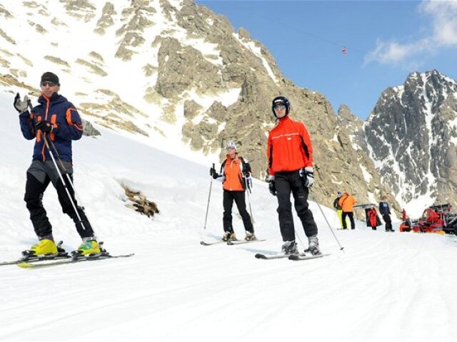 Vysoké Tatry, Lomnické sedlo, lyžiari, lyžovačka
