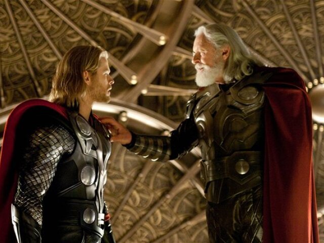 Chris Hemsworth hrá Thora a Anthony Hopkins stvárňuje jeho otca Odina.