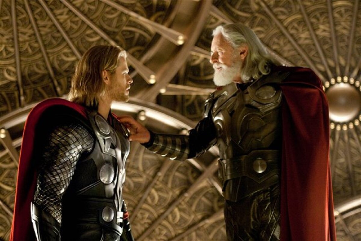 Chris Hemsworth hrá Thora a Anthony Hopkins stvárňuje jeho otca Odina.