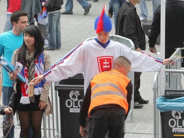 hokej, fanúšikovia, doprava, policajti
