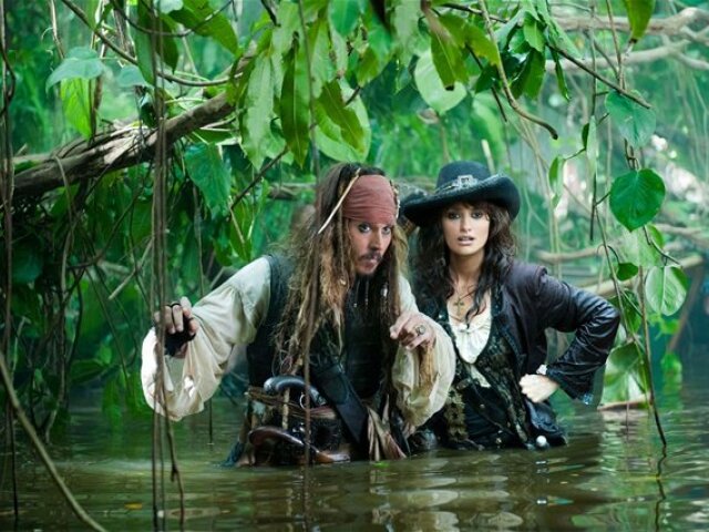 Johnny Depp ako kapitán Jack Sparrow a Penélope Cruzová ako Angelica vo filme Piráti Karibiku 4: V neznámych vodách.