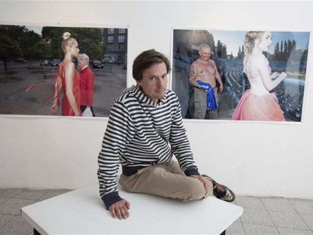 Šymon Kliman vystavuje v Stredoeurópskom dome fotografie Módu v akcii.