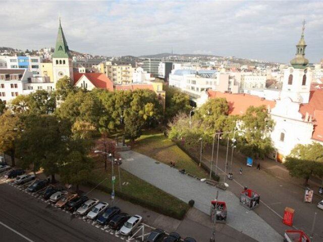 Bratislava, Námestie SNP, kostoly