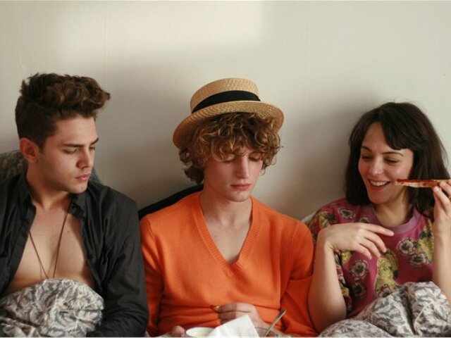Hrdinovia filmu Imaginárne lásky - zľava Francis (hrá ho Xavier Dolan), Nicolas (Niels Schneider) a Marie (Monia Chokriová).