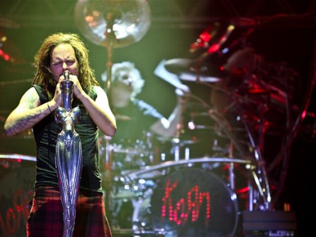 Jonathan Davis rozskákal publikum od prvej skladby skupiny Korn, v pozadí bubeník Ray Luzier.
