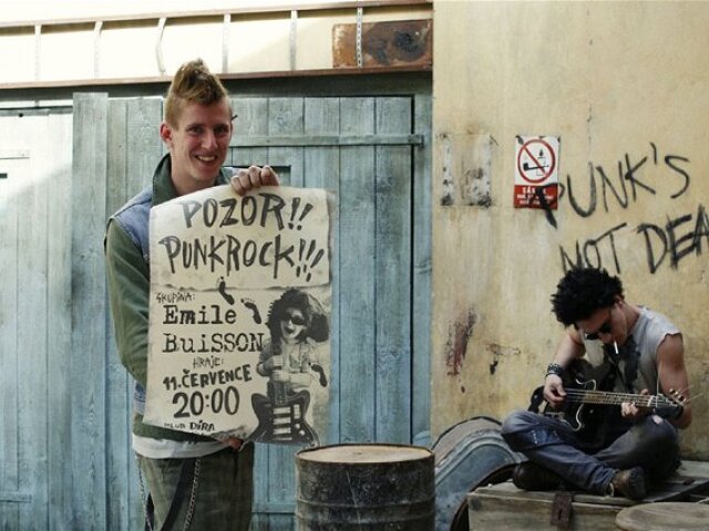 Herci Jiří Kocman a Jakub Zedníček ako členovia kapely vo filme DonT Stop.