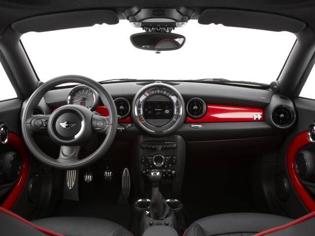 Interiér Coupé pripomína Mini hatchback.