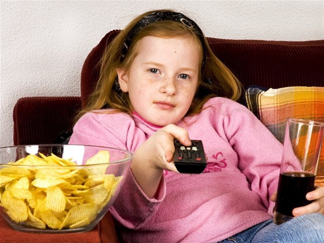 lupienky, čipsy, kola, cola, kofola, televízor, ovládač, diaľkové ovládanie, dieťa, gauč