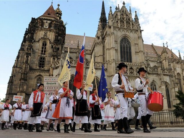 Kým projekt EHMK hľadá svoju novú tvár, Košice v stredu privítali účastníkov festivalu Cassovia folkfest 2011, ktorý je zameraný na tradičnú kultúru regiónov Košického kraja, Slovenska a európskych krajín.