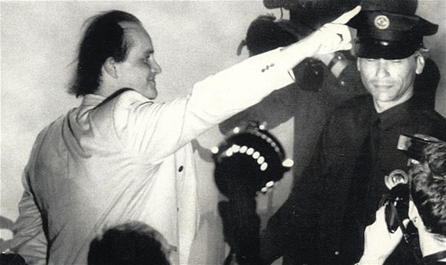 Michael Kocáb pri odlete helikoptéry so symbolickým posledným sovietskym vojakom na koncerte a appeningu v Prahe.