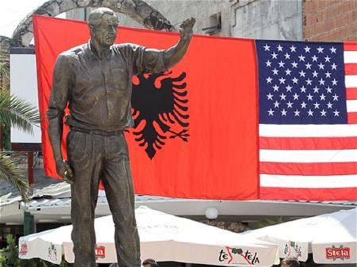 Už aj Bush má sochu. V Albánsku - Svet - Správy - pravda.sk