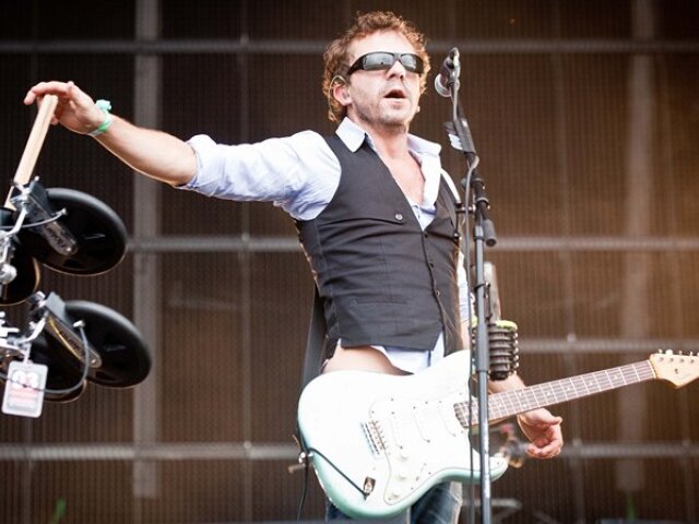 Spevák a gitarista skupiny Deus Tom Barman počas vystúpenia na festivale Pohoda. 