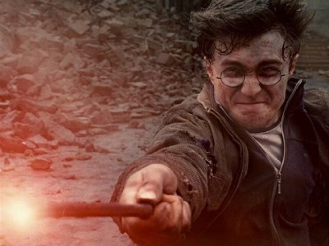 Harry Potter a jeho fanúšikovia zistia, že najťažšou úlohou zo všetkých bude poraziť zlo, ktoré skrýva sám v sebe.