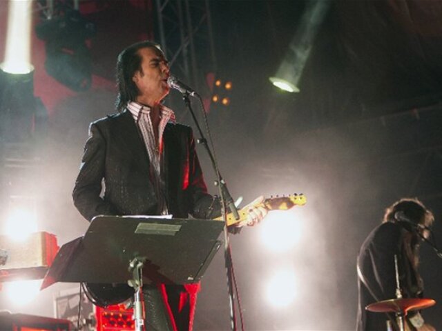 Nick Cave ukázal, že s gitarou, alebo za klávesmi, je najlepším nástrojom on sám.