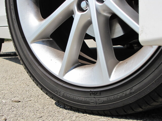 Nízkoprofilové pneumatiky Yokohama Decibel E70 s rozmermi 215/45 R 17 sú na horších povrchoch hlučné a znižujú komfort.