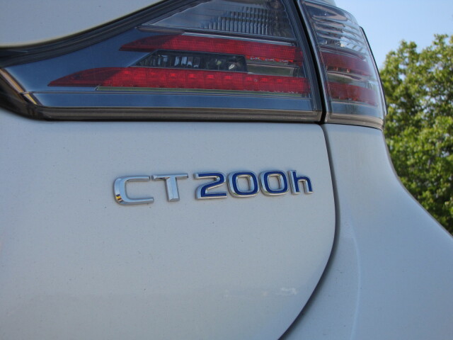 Lexus CT200h nie je lacnou hračkou.