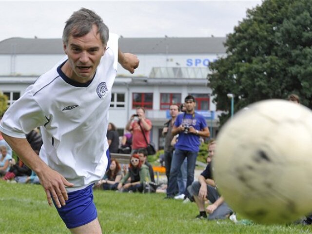 Český herec Ivan Trojan počas futbalového zápasu, ktorý sa uskutočnil v rámci Letnej filmovej školy v Uherskom Hradišti.
