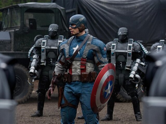 Chris Evans hrá Kapitána Amerika vo filme Captain America: Prvý Avenger, ktorý bude mať slovenskú premiéru 4. augusta