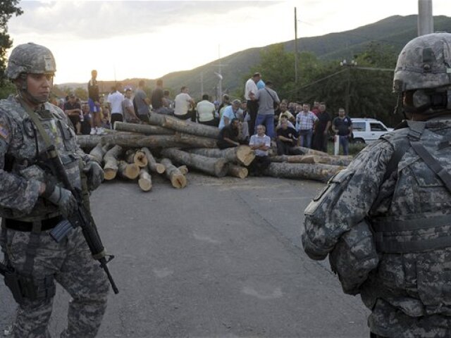 Kosovo, kosovskí Srbi, KFOR, NATO, blokáda, barikády 