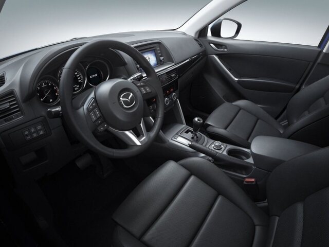 Automobilka sa pochválila aj interiérom sériovej podoby CX-5.