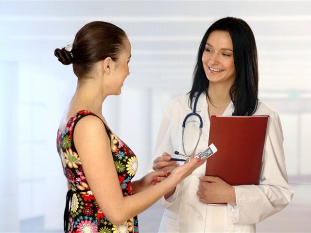 návšteva lekára - gynekológ - dôvera pacienta - úsmev