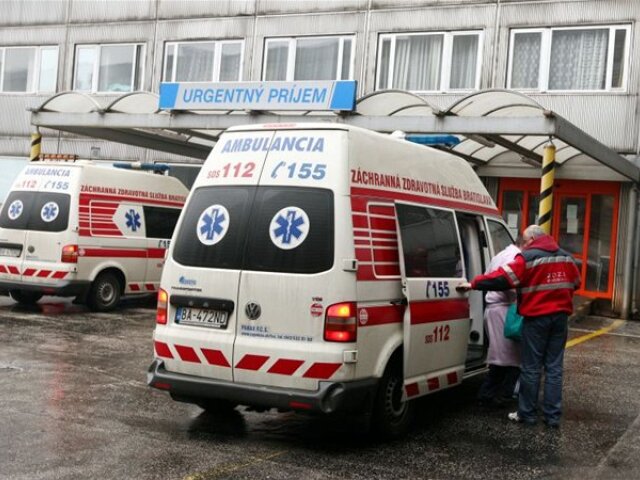 sanitka, nemocnica, urgentný príjem