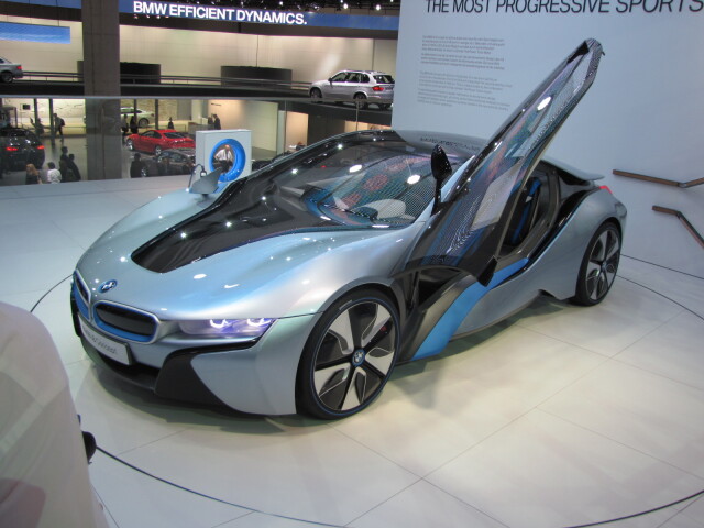 BMW i8 prezentuje súčasné schopnosti automobilky BMW.