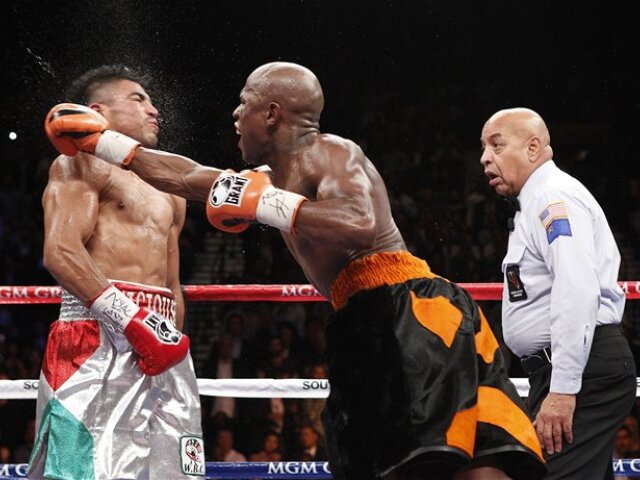 Floyd Mayweather. Victor Ortiz