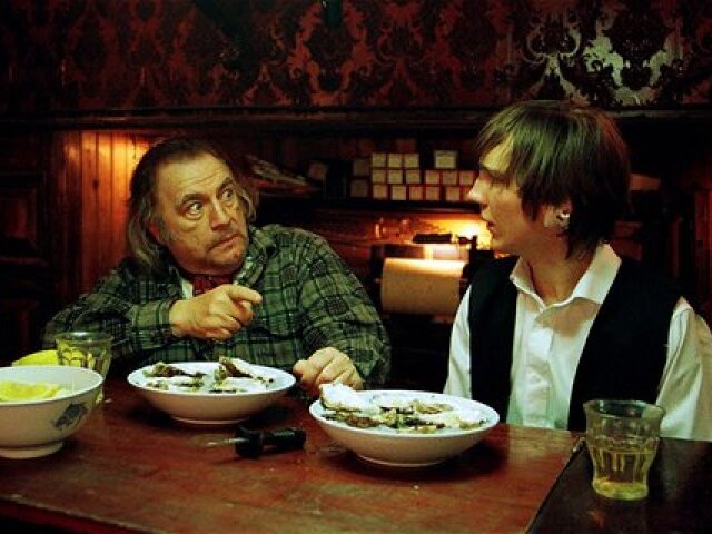 Starý mizantrop Jacques (Brian Cox) vytiahne Lucasa (Paul Dano) zo škatule, v ktorej spával, aby ho naučil krčmárskemu remeslu.