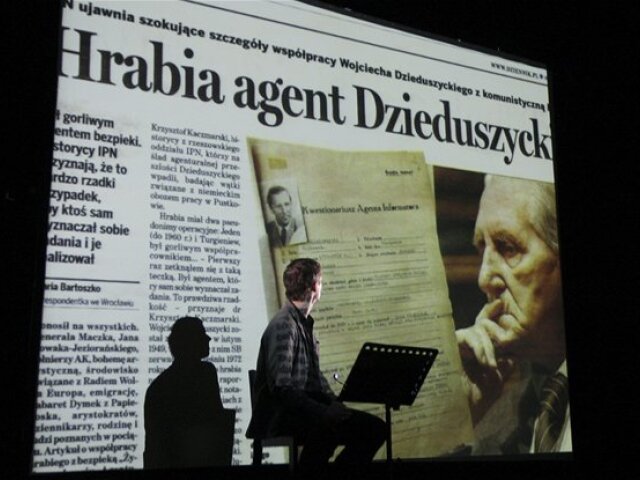 Wojtek Ziemilski v inscenácii Malé rozprávanie, ktorú podľa vlastnej predlohy naštudoval na scéne varšavského Teatr Studia.