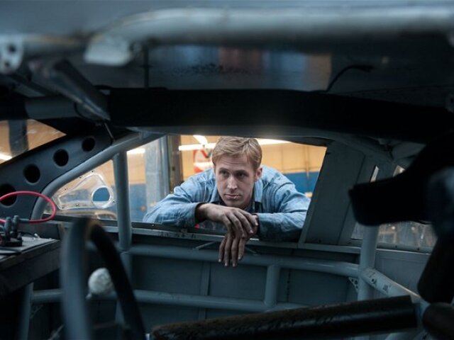 Ryan Gosling hrá vo filme Drive tajomného šoféra.