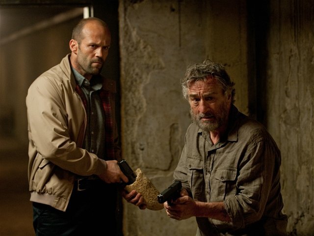 Jason Statham a Robert De Niro v úlohách Dannyho a Huntera - elitných zabijakov a priateľov na život a na smrť.