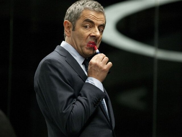 Znovuzrodený Johnny English ponúka plejádu klasických fórov - kopancov, zámen aj dôkazov, že šťastie naozaj praje hlupákom.