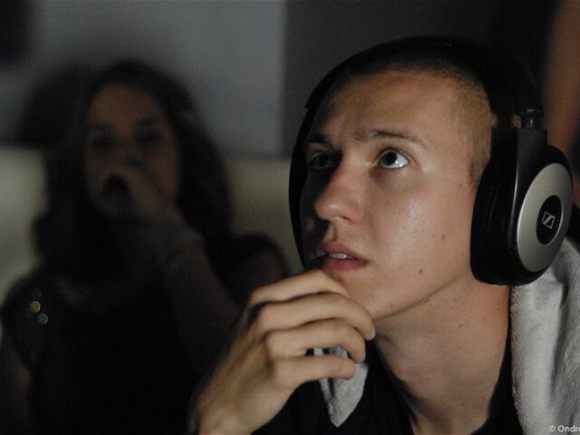 Režisér a scenárista filmu Lóve Jakub Kroner.