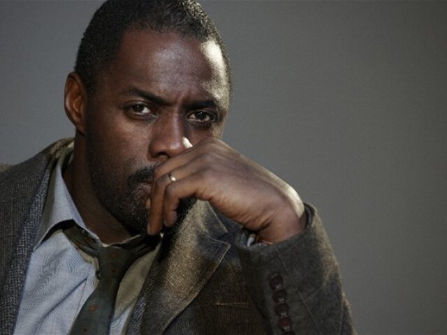 Herec Idris Elba ako inšpektor Luther.