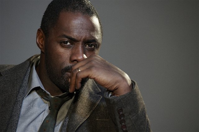 Herec Idris Elba ako inšpektor Luther.