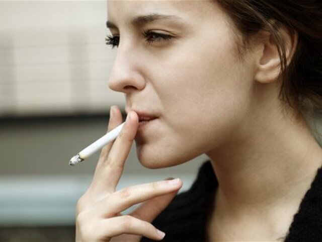 fajčenie - mladá žena - nikotín - cigareta 