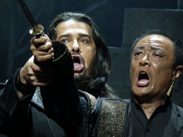 Dalibor Jenis ako Jago a WeiLong Tao ako Otello vo Verdiho opere Otello v Opere Slovenského národného divadla v Bratislave.