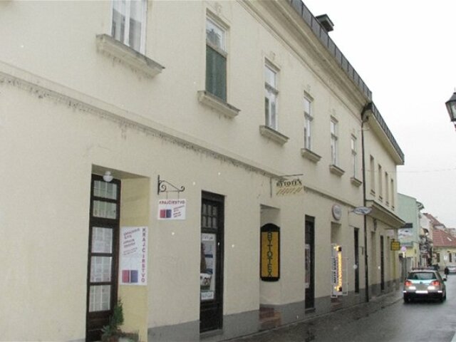 Po dôkladných výskumoch prišiel košický historik Zoltán Balassa na to, že rodný dom Sándora Máraiho na Bočnej ulici 2 v Košiciach ešte stále stojí.