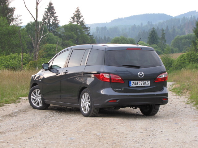Mazda5 zabojuje svojimi netradičnými tvarmi.