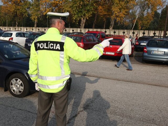 policajt, polícia, doprava, premávka, parkovisko