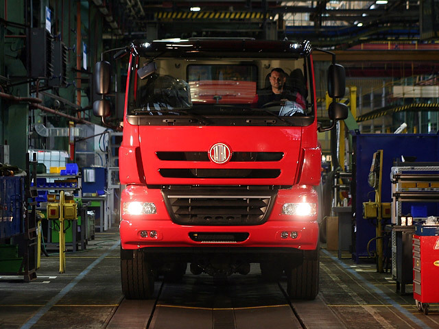 Prvým vyrobeným exemplárom bola červená Tatra Phoenix 6x6.