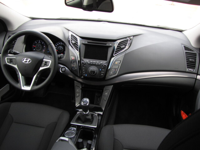 Svetu lacných plastov a priemernej výbavy dal Hyundai i40 definitívne zbohom.